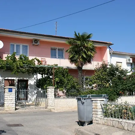 Apartment Apartments With A Parking Space Pula - 6985