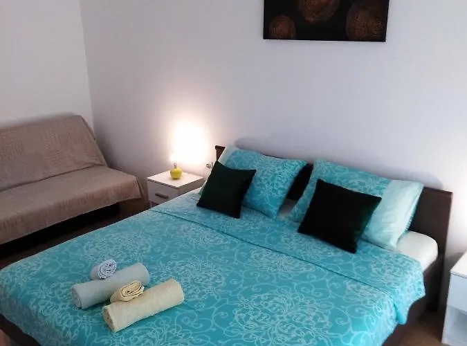 With A Parking Space - 6985